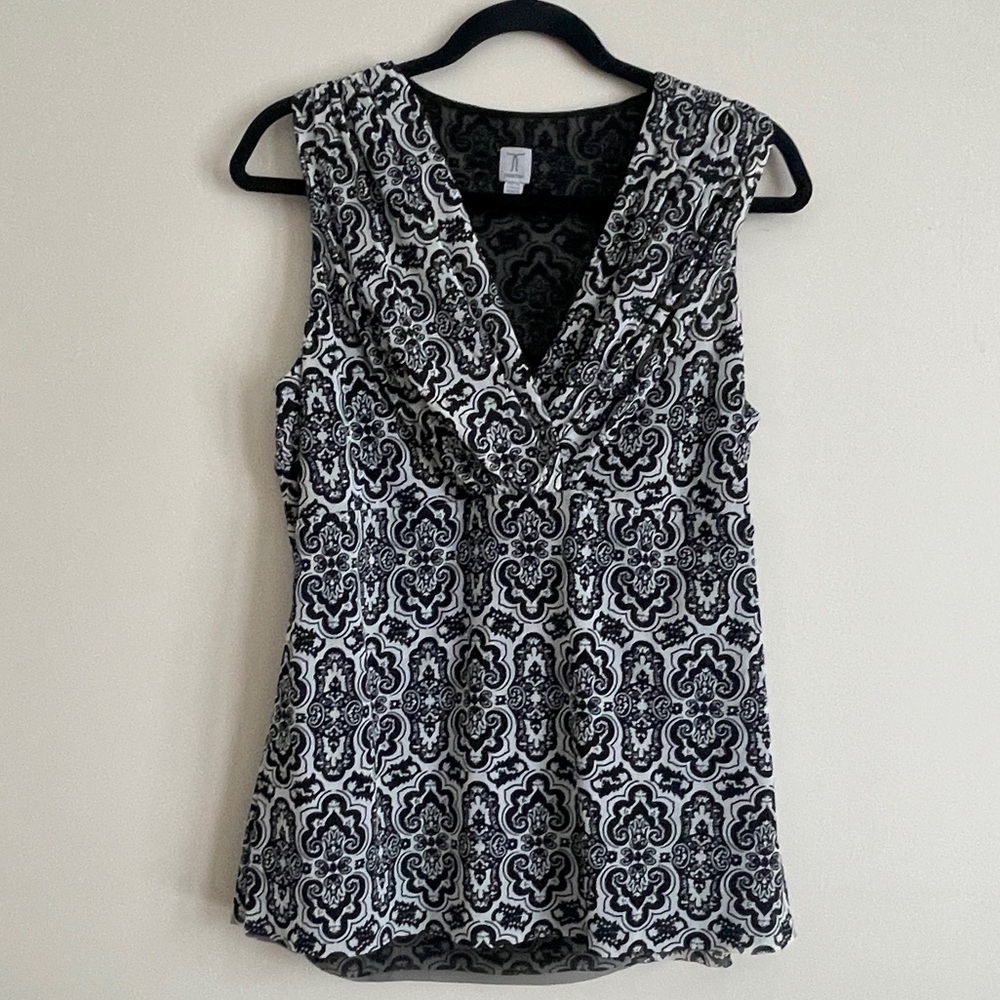 Tristan Black and White Patterned pullover sleeveless blouse in size XL